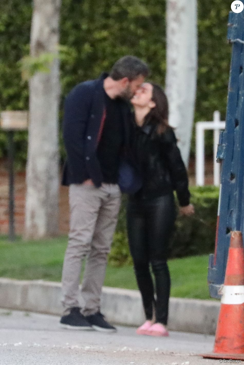 Balade romantique et tendres baisers pour Ben Affleck, 47 ans, et sa nouvelle compagne Ana de Armas, 31 ans, dans le quartier de Brentwood à Los Angeles, le 23 mars 2020. Les deux acteurs se sont rencontrés sur le tournage de "Deep Water".
