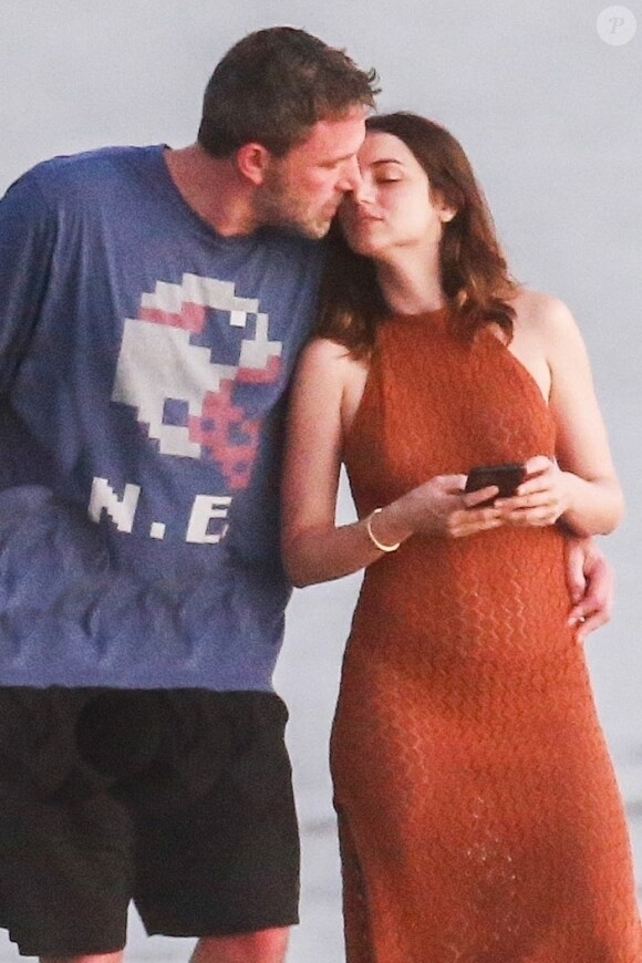 Exclusif - Ben Affleck et sa nouvelle compagne Ana De Armas s'embrassent lors d'une balade en amoureux sur la plage du Costa Rica, le 10 mars 2020.