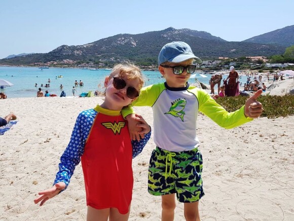 La princesse Gabriella et le prince Jacques de Monaco à la plage, photo partagée sur Instagram par la princesse Charlene le 31 juillet 2020.