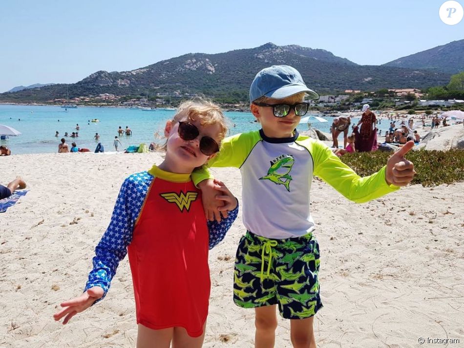 La princesse Gabriella et le prince Jacques de Monaco à la plage, photo partagée sur Instagram par la princesse Charlene le 31 juillet 2020.
