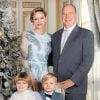 Le prince Albert de Monaco, son épouse la princesse Charlene et leurs enfants, le prince Jacques et la princesse Gabriella, posent en couverture du magazine "Point de vue" pour son édition du 23 décembre 2020.