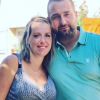 Claire ("L'amour est dans le pré") enceinte de son deuxième enfant. Elle est en couple avec Sébastien et maman de Mathéo.