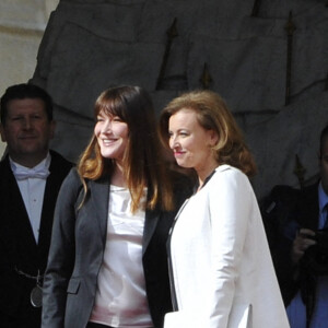 Carla Bruni et Valérie Trierweiler lors de la passation de pouvoir à l'Elysée, le 15 mai 2012