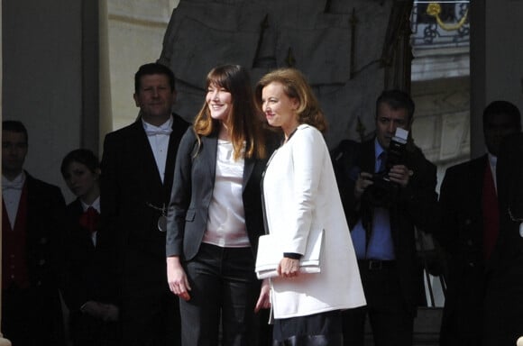 Carla Bruni et Valérie Trierweiler lors de la passation de pouvoir à l'Elysée, le 15 mai 2012