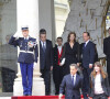 Le couple Sarkozy avec François Hollande et Valérie Trierweiler lors de la passation de pouvoir à l'Elysée, le 15 mai 2012