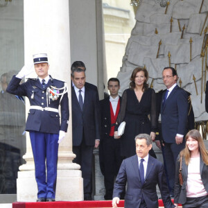 Le couple Sarkozy avec François Hollande et Valérie Trierweiler lors de la passation de pouvoir à l'Elysée, le 15 mai 2012