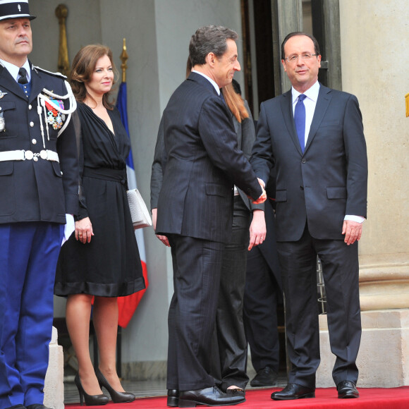 François Hollande et Nicolas Sarkozy lors de la passation de pouvoir à l'Elysée, le 15 mai 2012 © Guillaume Gaffiot /Bestimage