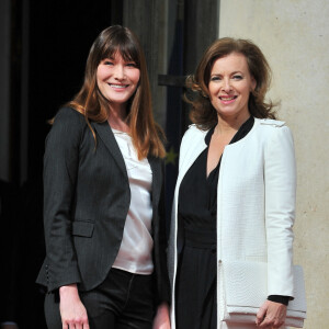 Carla Bruni et Valérie Trierweiler lors de la passation de pouvoir à l'Elysée, le 15 mai 2012  © Guillaume Gaffiot /Bestimage