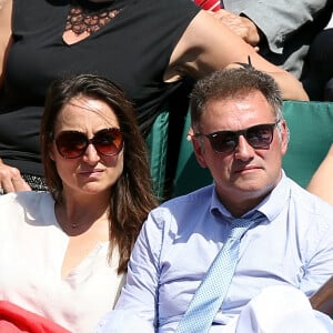 Pierre Sled et sa compagne dans les tribunes des Internationaux de Tennis de Roland Garros à Paris le 8 juin 2017 © Cyril Moreau-Dominique Jacovides/Bestimage