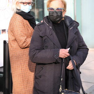 Sylvie Vartan, avec un masque, à la sortie des studios de radio France à Paris. Le 30 novembre 2020. © Panoramic / Bestimage