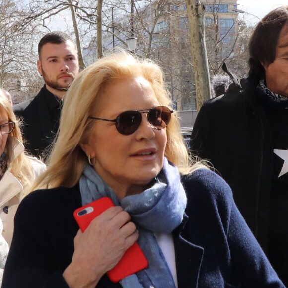 Sylvie Vartan - People à la sortie de la station Fun radio à Paris le 20 mars 2019.