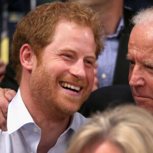 Le prince Harry avec le vice-président des Etats-Unis Joe Biden, assistent au match de rugby en chaise roulante "USA vs Danemark" aux Invictus Games d'Orlando en Floride, le 11 mai 2016.