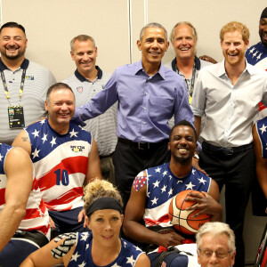 Joe Biden, Jill Biden, Barack Obama et le prince Harry posent avec la team USA - Invictus Game 2017 à Toronto, le 29 septembre 2017.