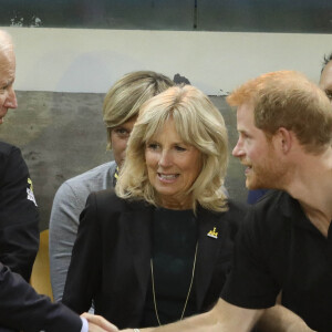 Le prince Harry pose avec les familles et les athlètes des jeux Invictus et assiste a un match de Basket en fauteuil à Toronto le 30 septembre 2017.