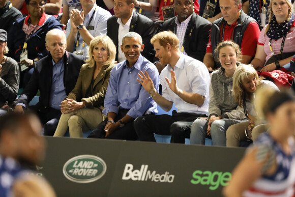 Joe Biden, Jill Biden, Barack Obama et le prince Harry dans les tribunes des Invictus Game 2017 à Toronto, le 29 septembre 2017.