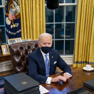 Le 46ème président des Etats-Unis Joe Biden lors de la signature de ses premiers décrets, juste après son investiture, dans le bureau ovale de la Maison Blanche à Washington. Le 20 janvier 2021