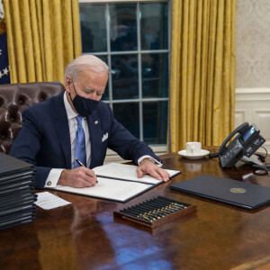 Le 46ème président des Etats-Unis Joe Biden lors de la signature de ses premiers décrets, juste après son investiture, dans le bureau ovale de la Maison Blanche à Washington. Le 20 janvier 2021