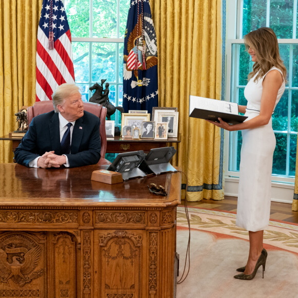 Le président Donald Trump signe une loi sur la protection de l'enfance en présence de la première dame Melania à la Maison Blanche à Washington le 24 juin 2020. © White House/ZUMA Wire/ZUMAPRESS.com / Bestimage