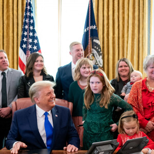 Donald Trump a remis la médaille de la liberté au lutteur américain Dan Gable dans le bureau ovale de la Maison Blanche à Washington, le 7 décembre 2020. © Joyce Boghosian/White House/ZUMA Wire/ZUMAPRESS/Bestimage