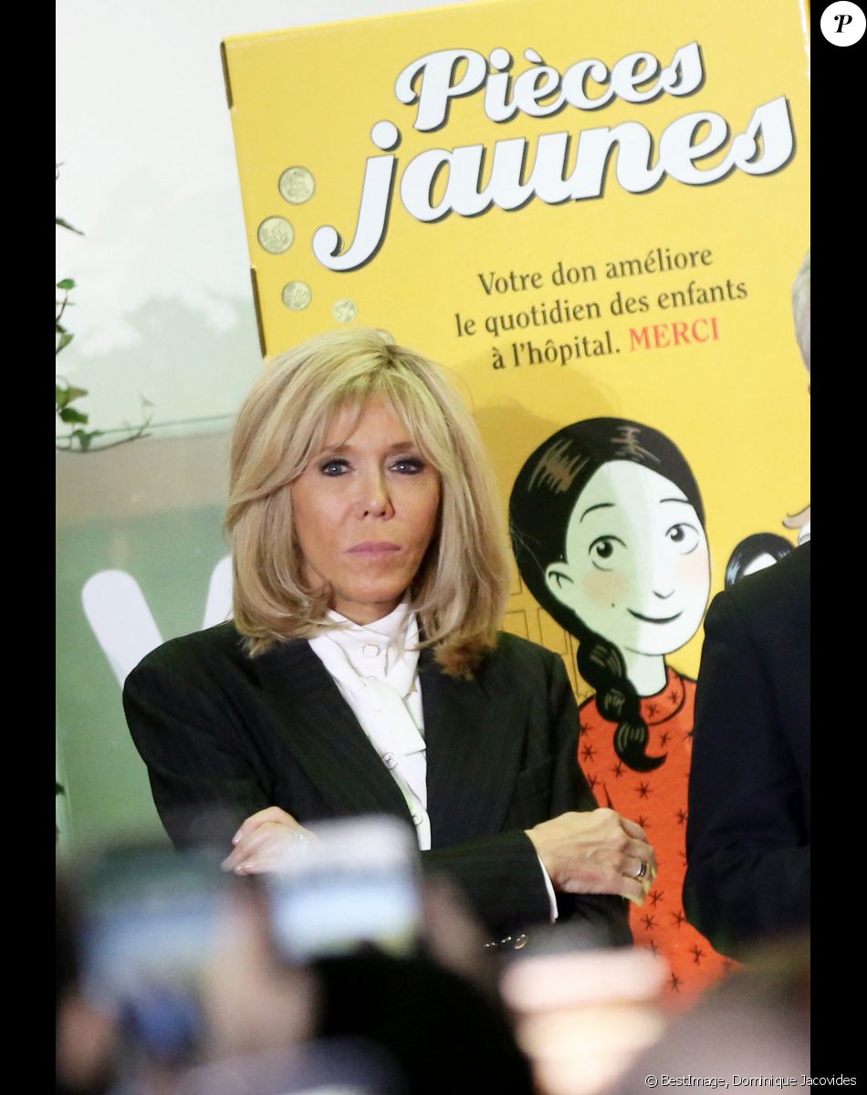 Brigitte Macron (Présidente de la Fondation Hôpitaux de Paris-Hôpitaux de France) et Didier Deschamps, parrain de l'opération Pièces Jaunes 2020 lors du lancement de la 31ème édition de l'opération Pièce Jaunes au Centre Hospitalier Régional d'Orléans le 8 janvier 2020. © Dominique Jacovides / Bestimage