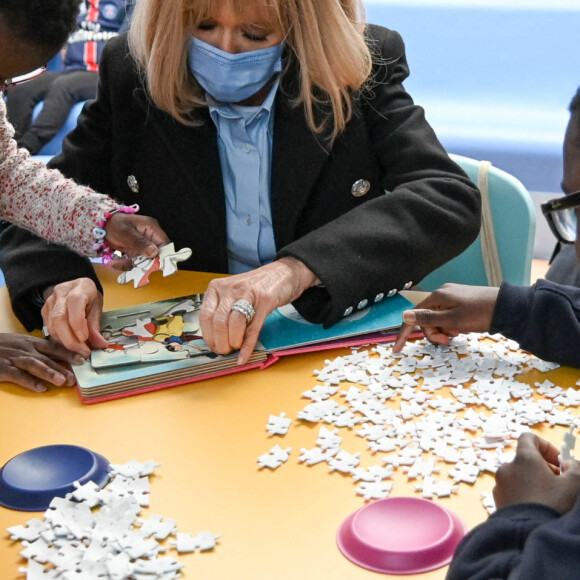 La Première Dame française Brigitte Macron avec l'entraîneur français Didier Deschamps - Visite de l'hôpital pédiatrique de Bullion lors du lancement de la 32ème édition de l'opération de collecte de fonds "Pieces Jaunes", visant à améliorer la vie des enfants hospitalisés à Bullion, France le 18 janvier , 2021. © Eliot Blondet / Pool / Bestimage 