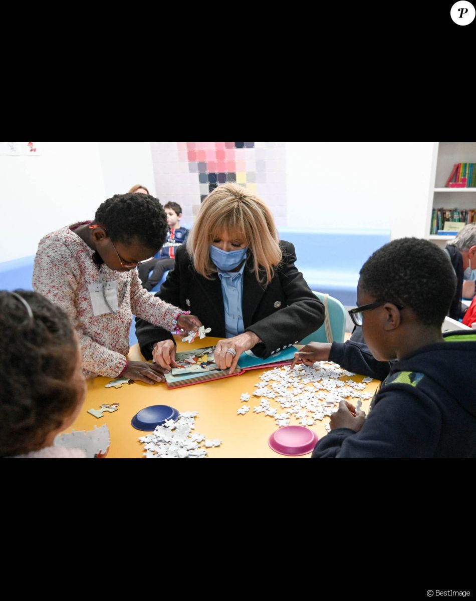 La Première Dame française Brigitte Macron avec l'entraîneur français Didier Deschamps - Visite de l'hôpital pédiatrique de Bullion lors du lancement de la 32ème édition de l'opération de collecte de fonds "Pieces Jaunes", visant à améliorer la vie des enfants hospitalisés à Bullion, France le 18 janvier , 2021. © Eliot Blondet / Pool / Bestimage