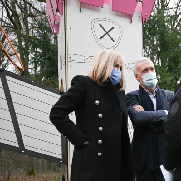 La Première Dame française Brigitte Macron avec l'entraîneur français Didier Deschamps - Visite de l'hôpital pédiatrique de Bullion lors du lancement de la 32ème édition de l'opération de collecte de fonds "Pieces Jaunes", visant à améliorer la vie des enfants hospitalisés à Bullion, France le 18 janvier , 2021. © Eliot Blondet / Pool / Bestimage 