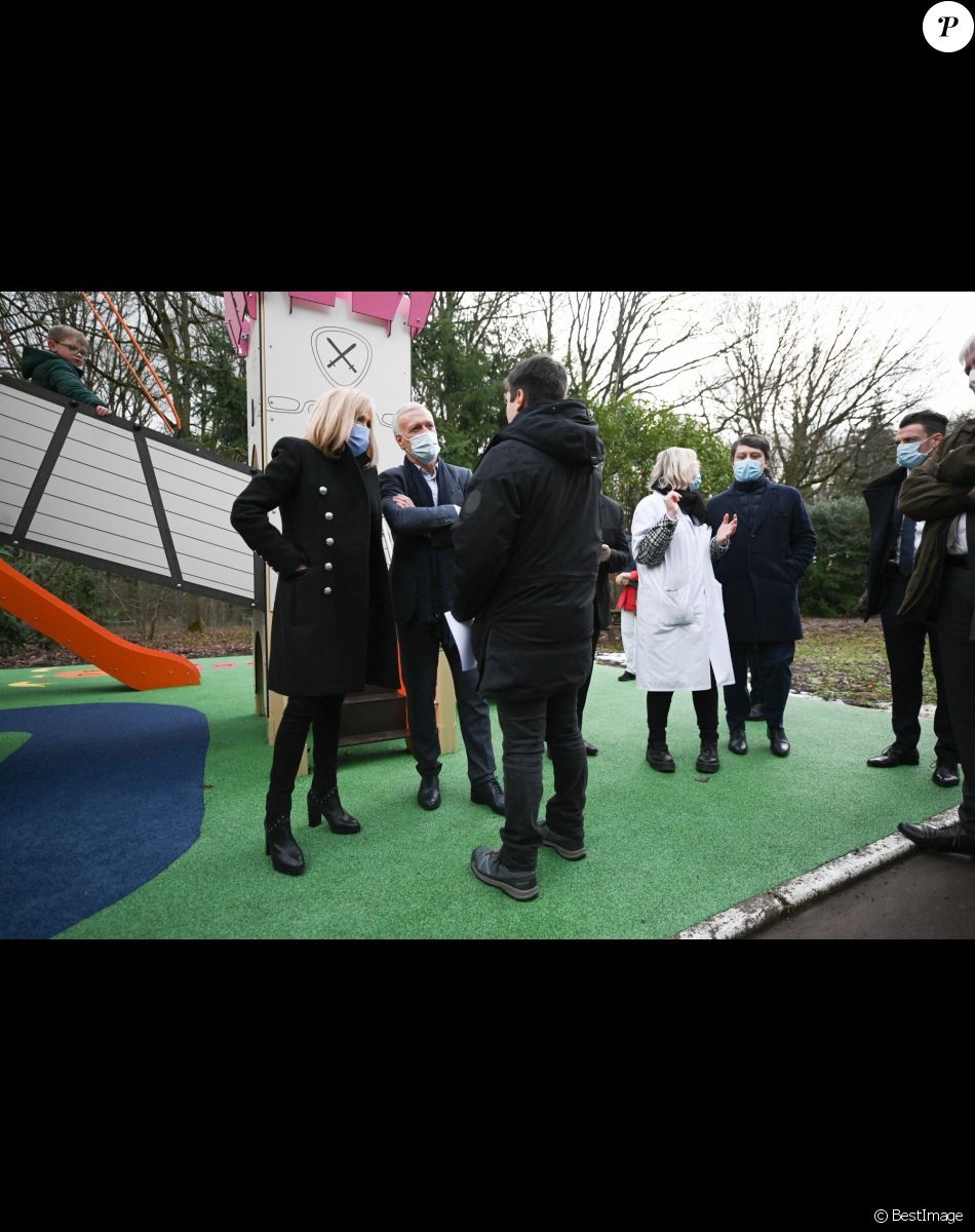 La Première Dame française Brigitte Macron avec l'entraîneur français Didier Deschamps - Visite de l'hôpital pédiatrique de Bullion lors du lancement de la 32ème édition de l'opération de collecte de fonds "Pieces Jaunes", visant à améliorer la vie des enfants hospitalisés à Bullion, France le 18 janvier , 2021. © Eliot Blondet / Pool / Bestimage