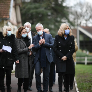 La Première Dame française Brigitte Macron avec l'entraîneur français Didier Deschamps - Visite de l'hôpital pédiatrique de Bullion lors du lancement de la 32ème édition de l'opération de collecte de fonds "Pieces Jaunes", visant à améliorer la vie des enfants hospitalisés à Bullion, France le 18 janvier , 2021. © Eliot Blondet / Pool / Bestimage 