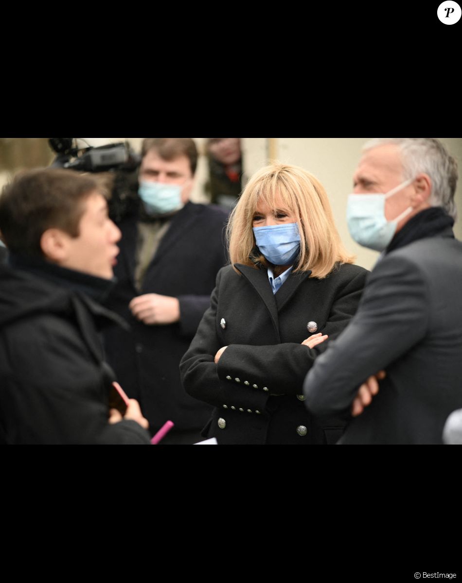 La Première Dame française Brigitte Macron avec l'entraîneur français Didier Deschamps - Visite de l'hôpital pédiatrique de Bullion lors du lancement de la 32ème édition de l'opération de collecte de fonds "Pieces Jaunes", visant à améliorer la vie des enfants hospitalisés à Bullion, France le 18 janvier , 2021. © Eliot Blondet / Pool / Bestimage