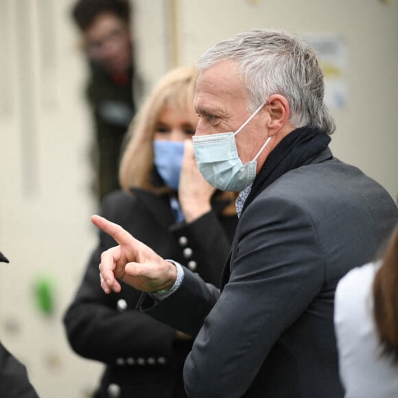 La Première Dame française Brigitte Macron avec l'entraîneur français Didier Deschamps - Visite de l'hôpital pédiatrique de Bullion lors du lancement de la 32ème édition de l'opération de collecte de fonds "Pieces Jaunes", visant à améliorer la vie des enfants hospitalisés à Bullion, France le 18 janvier , 2021. © Eliot Blondet / Pool / Bestimage 