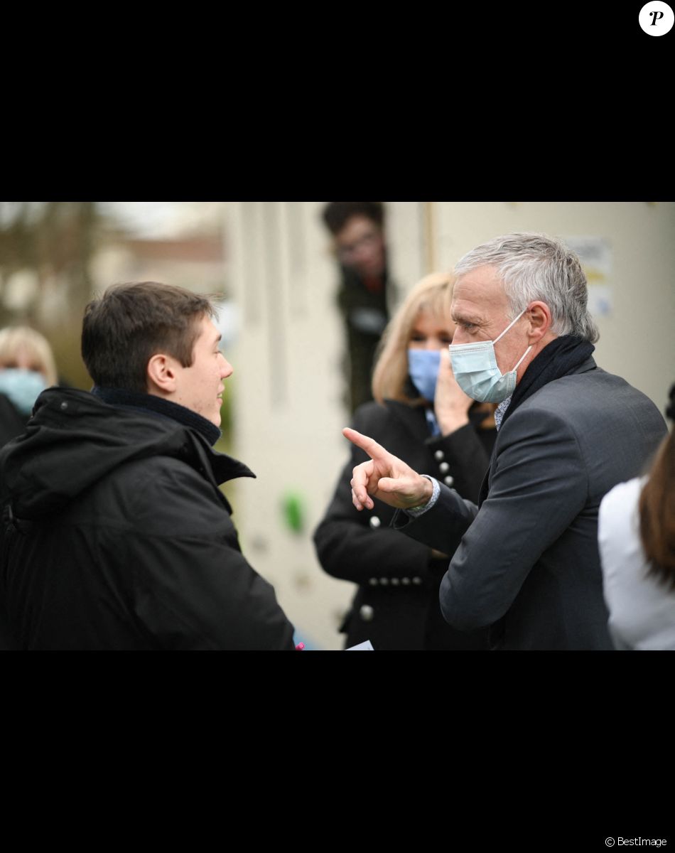La Première Dame française Brigitte Macron avec l'entraîneur français Didier Deschamps - Visite de l'hôpital pédiatrique de Bullion lors du lancement de la 32ème édition de l'opération de collecte de fonds "Pieces Jaunes", visant à améliorer la vie des enfants hospitalisés à Bullion, France le 18 janvier , 2021. © Eliot Blondet / Pool / Bestimage