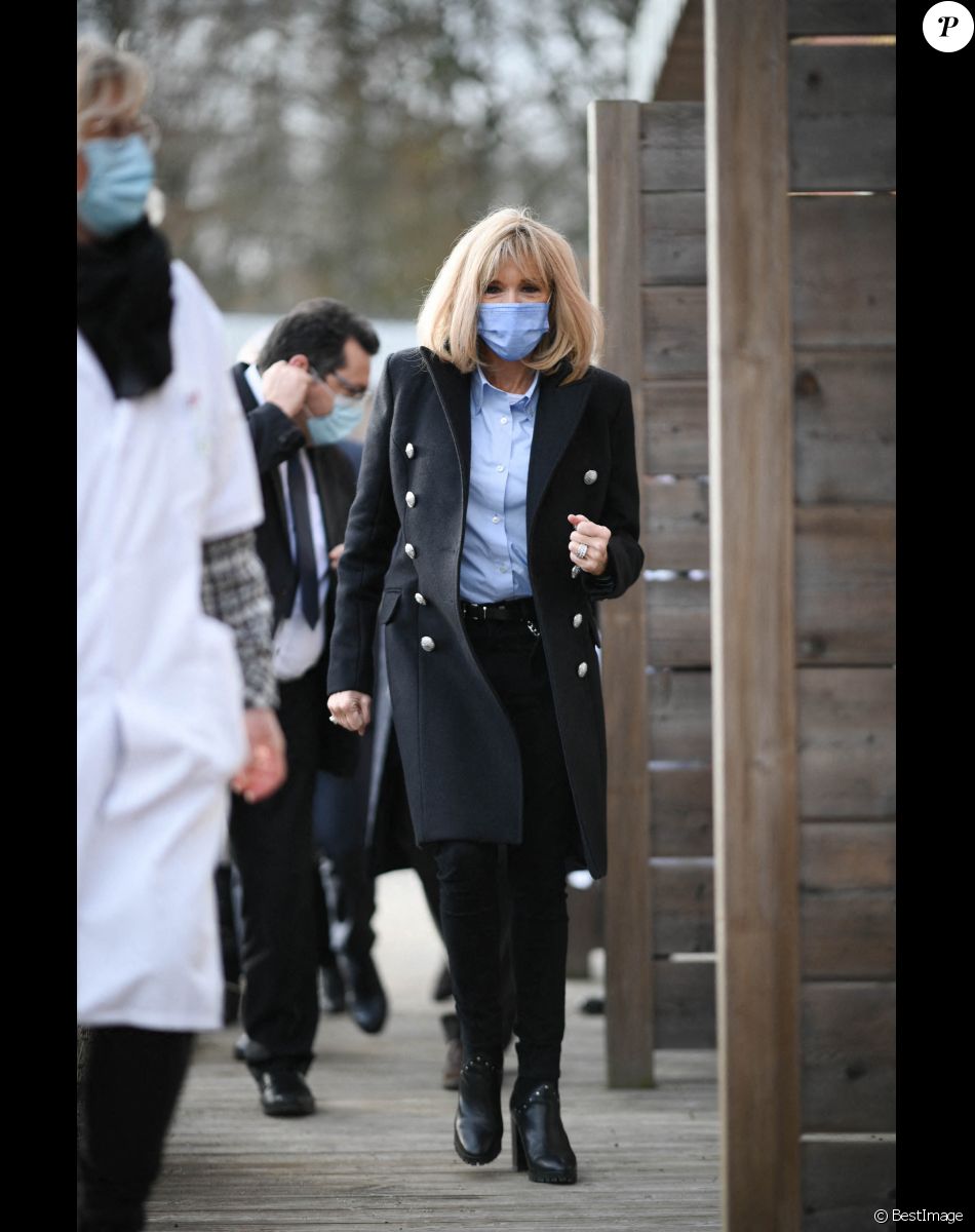 La Première Dame française Brigitte Macron avec l'entraîneur français Didier Deschamps - Visite de l'hôpital pédiatrique de Bullion lors du lancement de la 32ème édition de l'opération de collecte de fonds "Pieces Jaunes", visant à améliorer la vie des enfants hospitalisés à Bullion, France le 18 janvier , 2021. © Eliot Blondet / Pool / Bestimage