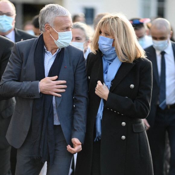 La Première Dame française Brigitte Macron avec l'entraîneur français Didier Deschamps - Visite de l'hôpital pédiatrique de Bullion lors du lancement de la 32ème édition de l'opération de collecte de fonds "Pieces Jaunes", visant à améliorer la vie des enfants hospitalisés à Bullion © Eliot Blondet / Pool / Bestimage 