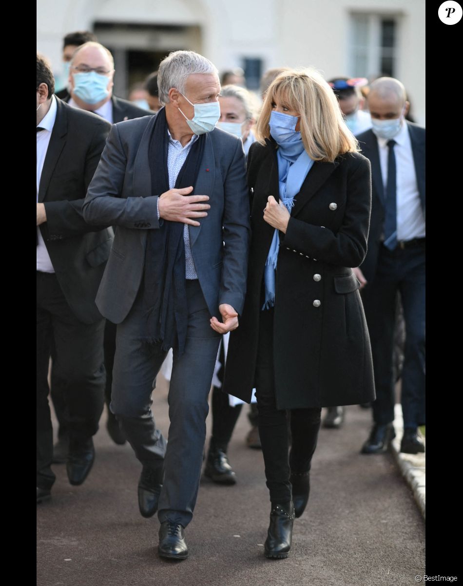 La Première Dame française Brigitte Macron avec l'entraîneur français Didier Deschamps - Visite de l'hôpital pédiatrique de Bullion lors du lancement de la 32ème édition de l'opération de collecte de fonds "Pieces Jaunes", visant à améliorer la vie des enfants hospitalisés à Bullion © Eliot Blondet / Pool / Bestimage