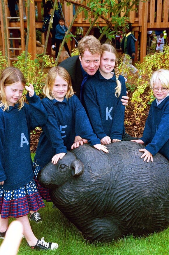 Charles Spencer et ses enfants: Kitty, Eliza, Amelia et Louis, dans les jardins de Kensington, à Londres, en 2000.