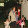 Charles Spencer avec ses enfants, Kitty, Eliza, Amelia et Louis à l'aéroport d'Heathrow, à Londres, en 1996.