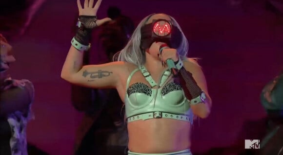 Lady Gaga et Ariana Grande, masquées, chantent en duo leur titre "Rain on Me" lors des MTV Vidéo Music Awards, le 30 août 2020.