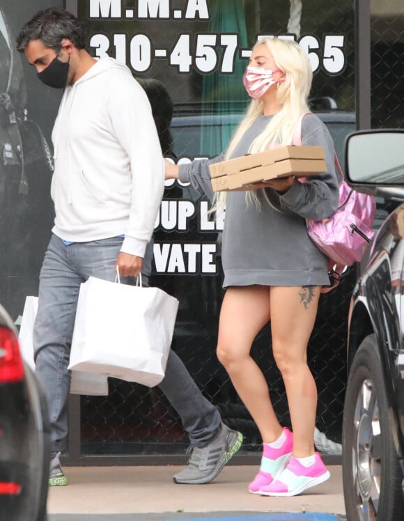 Exclusif - Lady Gaga et son compagnon Michael Polansky sont allés acheter leur dîner à emporter dans un restaurant à Malibu, le 27 juin 2020.