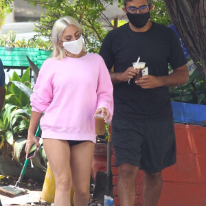 Exclusif - Lady Gaga et son compagnon Michael Polansky prennent un café à Los Angeles, le 19 juin 2020.