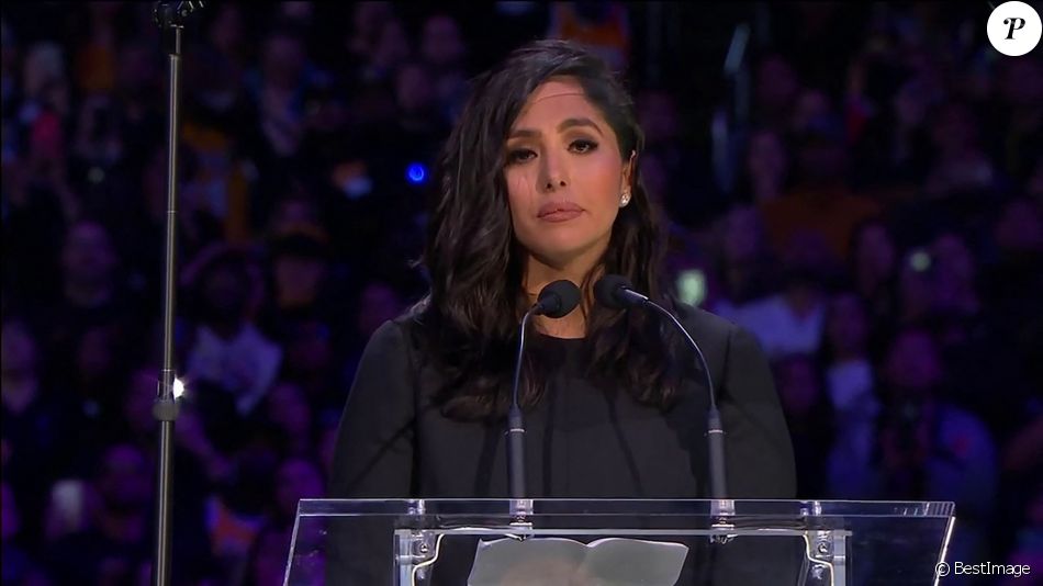 Vanessa Bryant rend hommage à son mari Kobe et à sa fille au Staples Center de Los Angeles, le 24 février 2020. La veuve a attaqué en justice la société qui a affrété l'hélicoptère qui a coûté la vie à son mari. La star de basket est décédée dans un accident d'hélicoptère, le 26 janvier 2020 à Calabasas, aux côtés de sa fille de 13 ans, Gianna, et de sept autres personnes.