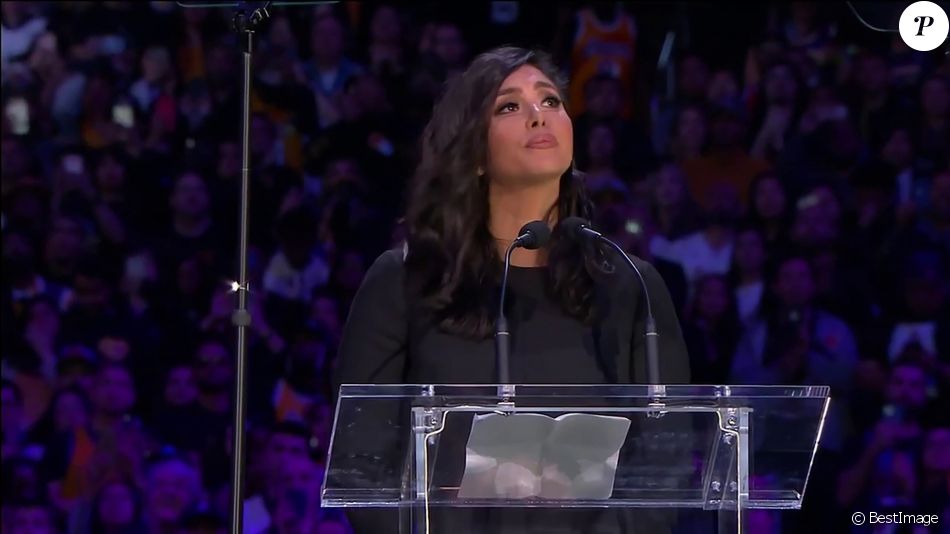 Vanessa Bryant rend hommage à son mari Kobe et à sa fille au Staples Center de Los Angeles, le 24 février 2020. La veuve a attaqué en justice la société qui a affrété l'hélicoptère qui a coûté la vie à son mari. La star de basket est décédée dans un accident d'hélicoptère, le 26 janvier 2020 à Calabasas, aux côtés de sa fille de 13 ans, Gianna, et de sept autres personnes.