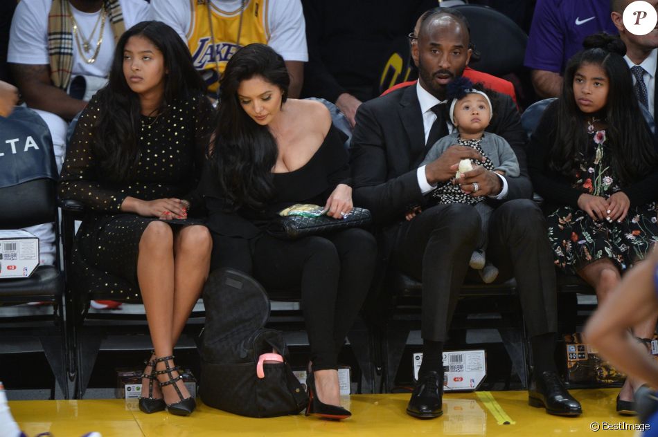 Kobe Bryant avec ses filles Natalia Diamante Bryant, Gianna Maria-Onore Bryant, Bianka Bella Bryant et sa femme Vanessa Bryant - Les célébrités assistent au match de basket des Lakers à Los Angeles, le 19 décembre 2017