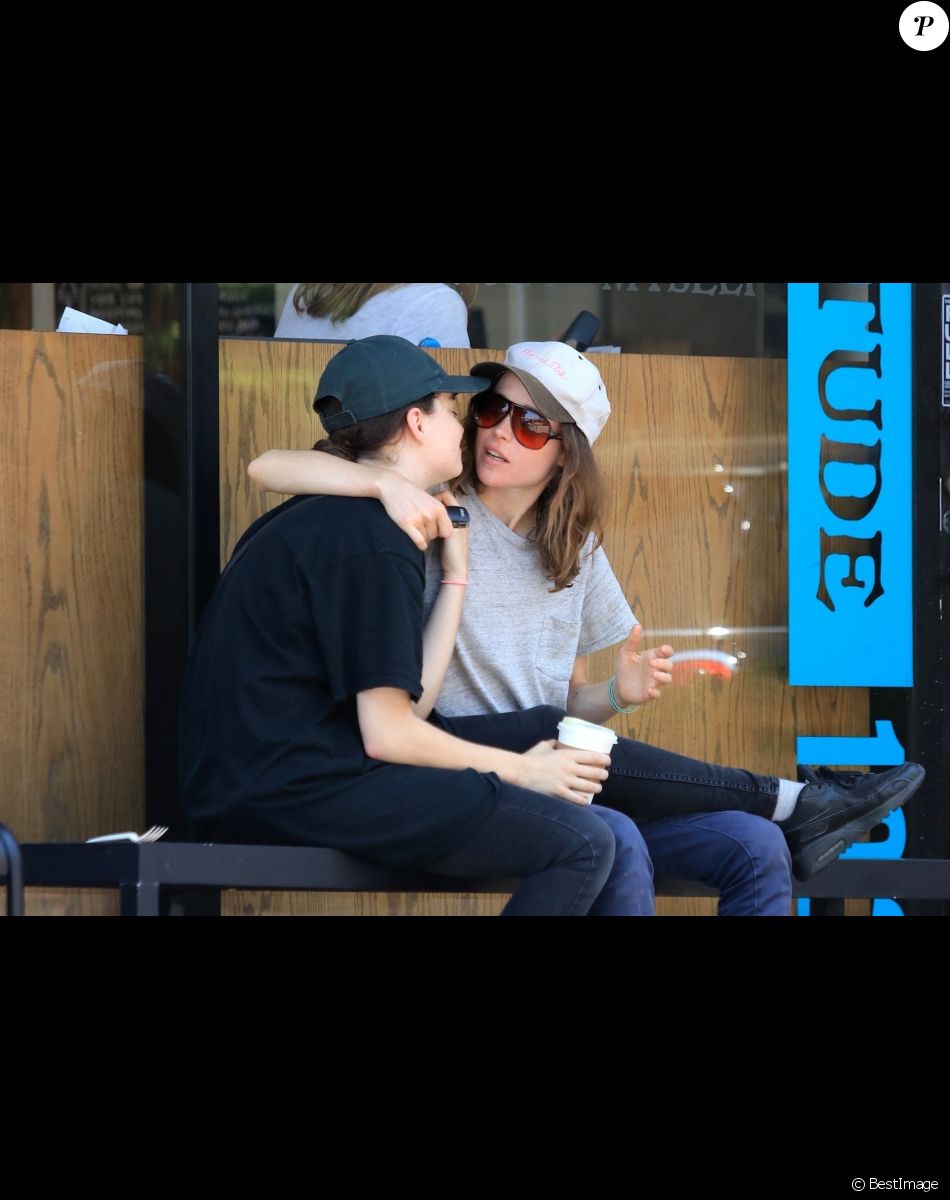 Exclusif - Ellen Page câline et embrasse sa compagne Emma Portner après avoir acheté des cafés à emporter au Cafe Gratitude à West Hollywood, le 12 juillet 2017