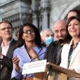 La maire sortante de Paris et candidate du Parti socialiste (PS), Anne Hidalgo, accompagnée de Patrick Bloche, Audrey Pulvar, Jean-Louis Missika, Emmanuel Grégoire fait une déclaration suite à sa réélection aux élections municipales de 2020, à l'Hôtel de Ville, Paris, France, le 28 juin 2020. © Stéphane Lemouton / Bestimage