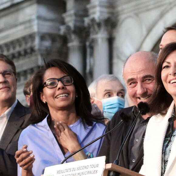 La maire sortante de Paris et candidate du Parti socialiste (PS), Anne Hidalgo, accompagnée de Patrick Bloche, Audrey Pulvar, Jean-Louis Missika, Emmanuel Grégoire fait une déclaration suite à sa réélection aux élections municipales de 2020, à l'Hôtel de Ville, Paris, France, le 28 juin 2020. © Stéphane Lemouton / Bestimage