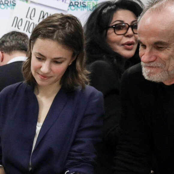 La maire de Paris, Anne Hidalgo organise un atelier de mobilisation en amont de la manifestation féministe "On arrête Toutes", accompagné de Yamina Benguigui et Audrey Pulvar, dans sonn local de campagne, Paris, le 8 mars 2020. © Stéphane Lemouton/Bestimage