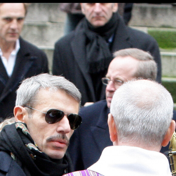 Lambert Wilson et son frère Jean-Marie lors des obsèques de leur père Georges à l'église Saint Roch, à Paris.