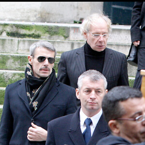 Lambert Wilson et son frère Jean-Marie lors des obsèques de leur père Georges à l'église Saint Roch, à Paris.