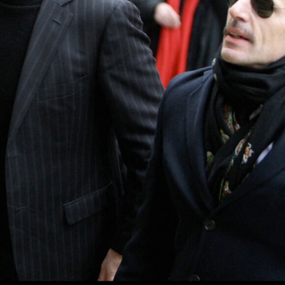 Lambert Wilson et son frère Jean-Marie lors des obsèques de leur père Georges à l'église Saint Roch, à Paris.